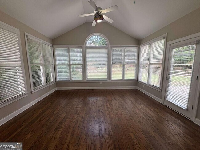 Building Photo - 1150 Lamont Cir