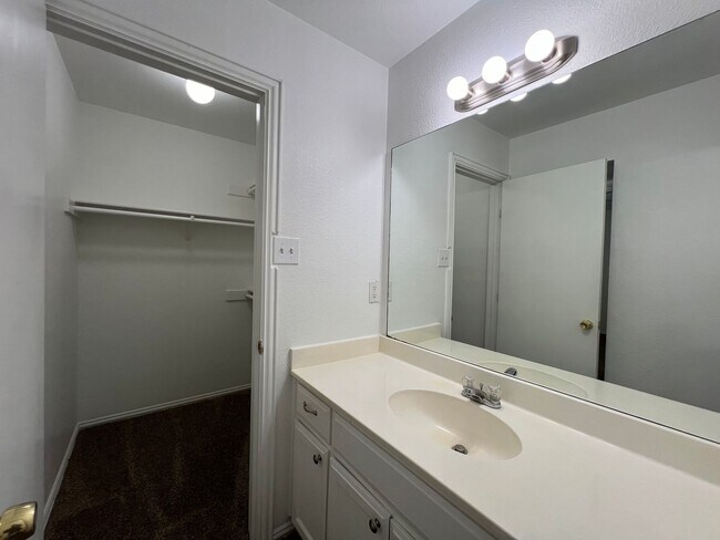 Building Photo - Oakwood521 Units A/B