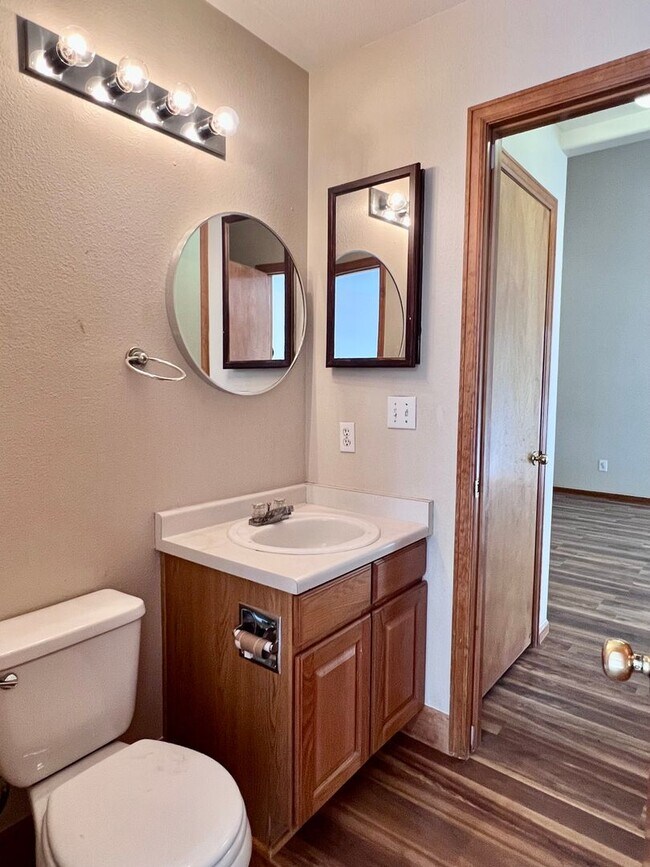Building Photo - Wonderful 5 Bed/4 Bath Home Located on Qui...