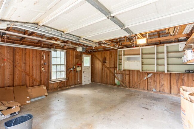 Building Photo - 915 E 38th St