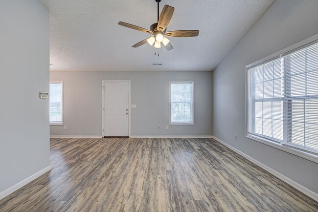 Building Photo - 617 Varsity Dr