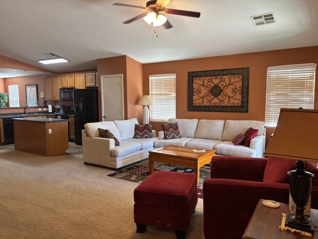 Building Photo - 776 W Fairlane Ct