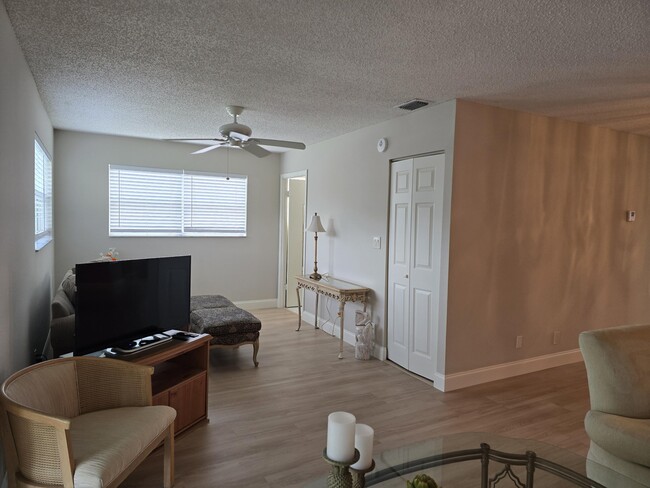 Building Photo - 143 Lake Barbara Dr