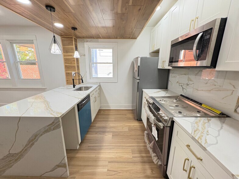 Building Photo - 5834 Phillips Ave