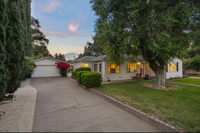 Building Photo - 995 S La Luna Ave