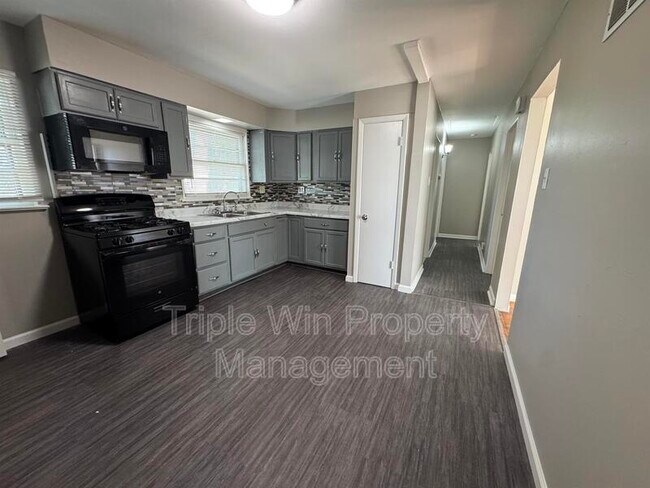 Building Photo - 8629 Elwyn Dr