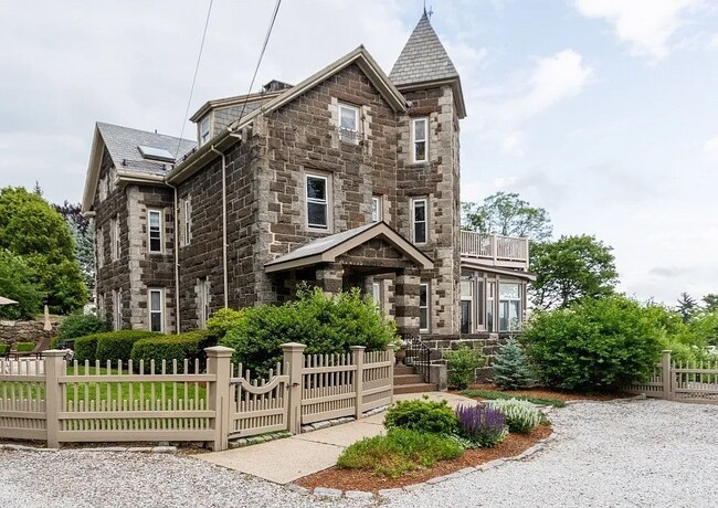 Building Photo - 35 Grandview Ave