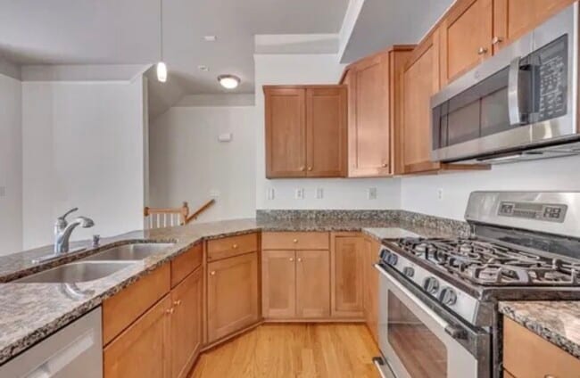 Building Photo - 1390 Dutch Valley Pl NE