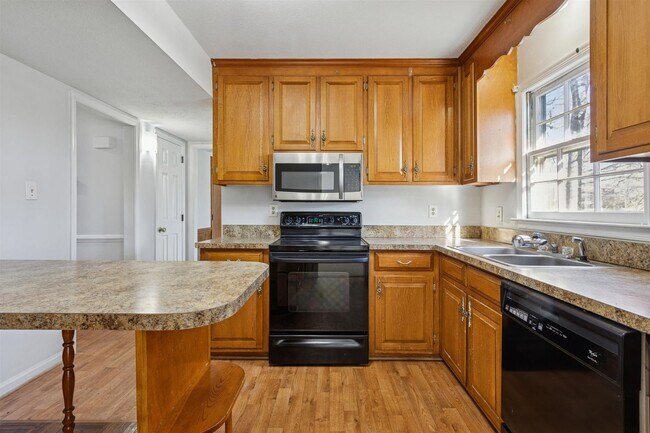 Building Photo - 3BR 2.5 BA Mid-Town Newport News