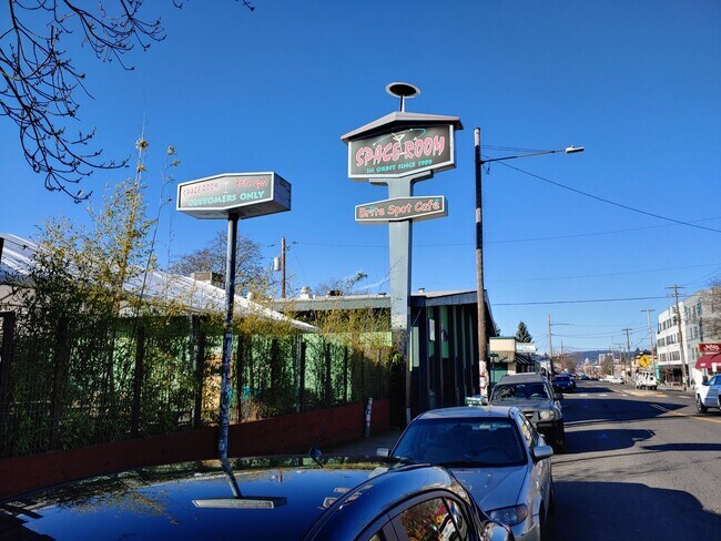 Building Photo - 5028 SE Hawthorne Blvd