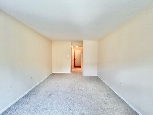 Building Photo - Cozy Oasis in Rockville!