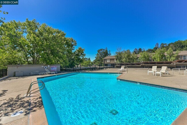 Building Photo - 2075 Ascot Dr