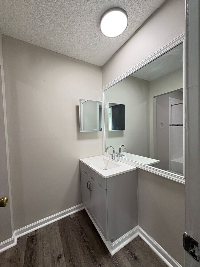Building Photo - Remington On Rockville Living