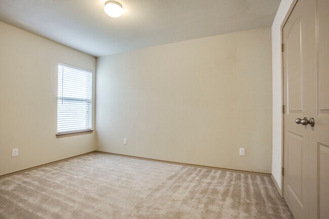 Building Photo - 409 Millbrook Ln