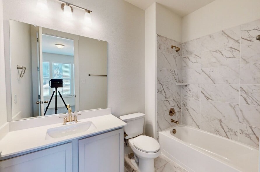 Building Photo - 833 Concan Dr