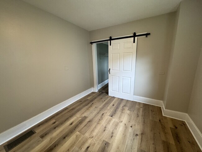 Building Photo - Charming 4-Bed Oasis in Minneapolis – Spacious 1500 Sq Ft Gem!