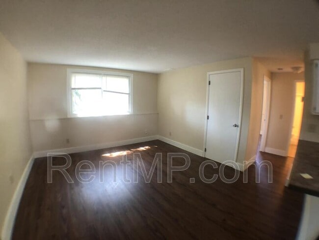 Building Photo - 303 S Oak St