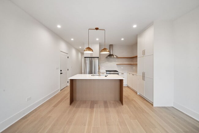 Building Photo - 1635 W 21st Pl