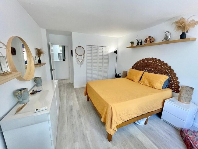 Building Photo - 3000 Riomar St