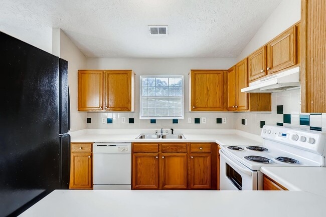 Building Photo - Gorgeous Split-Level 2 Story Home New Paint