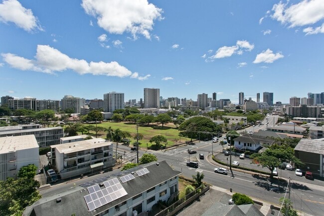 Building Photo - AVAILABLE NOW !!!!  Conveniently Located O...