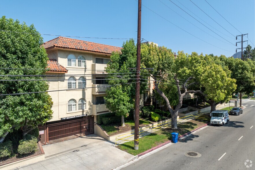 Primary Photo - 400 N Hollywood Way
