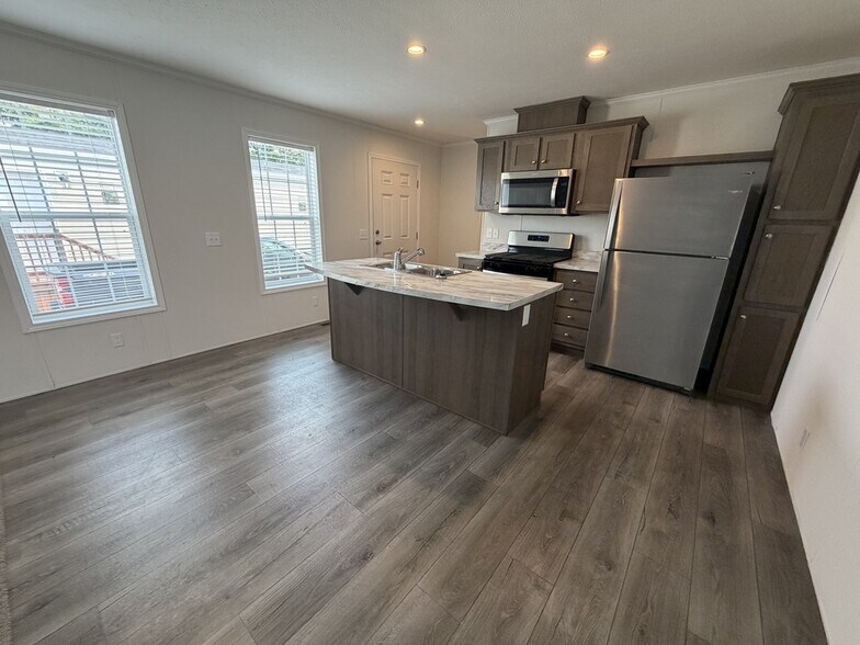 Building Photo - 15882 Villaire Ave