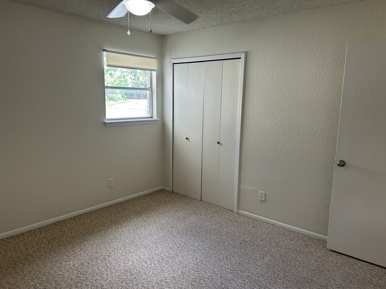 Building Photo - 309 Briarwood Dr