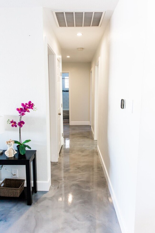 Building Photo - Gorgeous Fully Furnished 3 Bd 2 Bath Vacation Home!