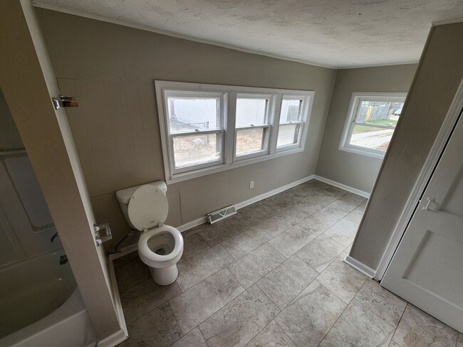 Building Photo - Spacious 3-Bedroom, 2-Bathroom Home AVAILABLE NOW!!