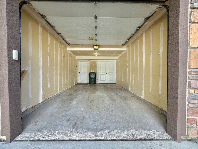 Building Photo - 14791 S Chandlerpoint Way