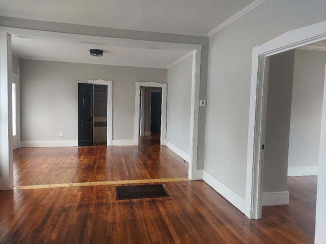 Building Photo - 1553 E McLemore Ave