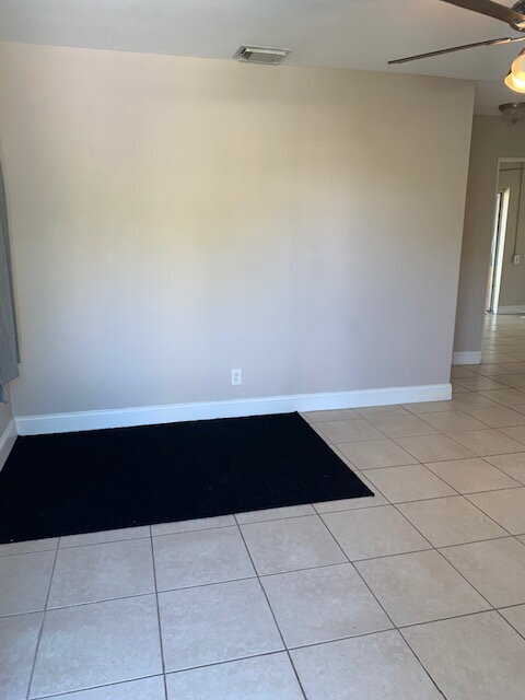 Building Photo - St Petersburg, Two beds/1 bath, laundry  and Yard.