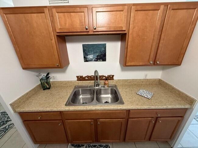 Building Photo - 2 Bed 1 Bath Spacious Apartment