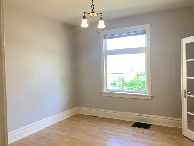 Building Photo - CHARMING 2 BED 1 BATH CAPITAL HILL HOUSE I...