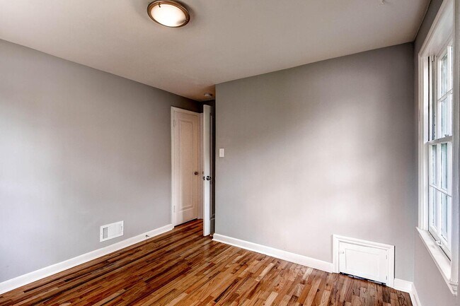 Building Photo - Updated 4-bed, 2-bath home - Blocks from R...