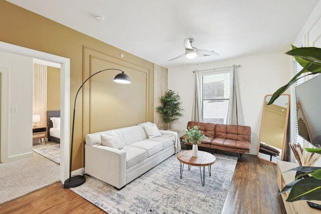 Primary Photo - 5725 Town and Country Blvd