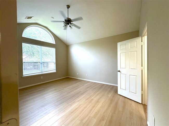 Building Photo - 6111 Summerfield Glade Ln