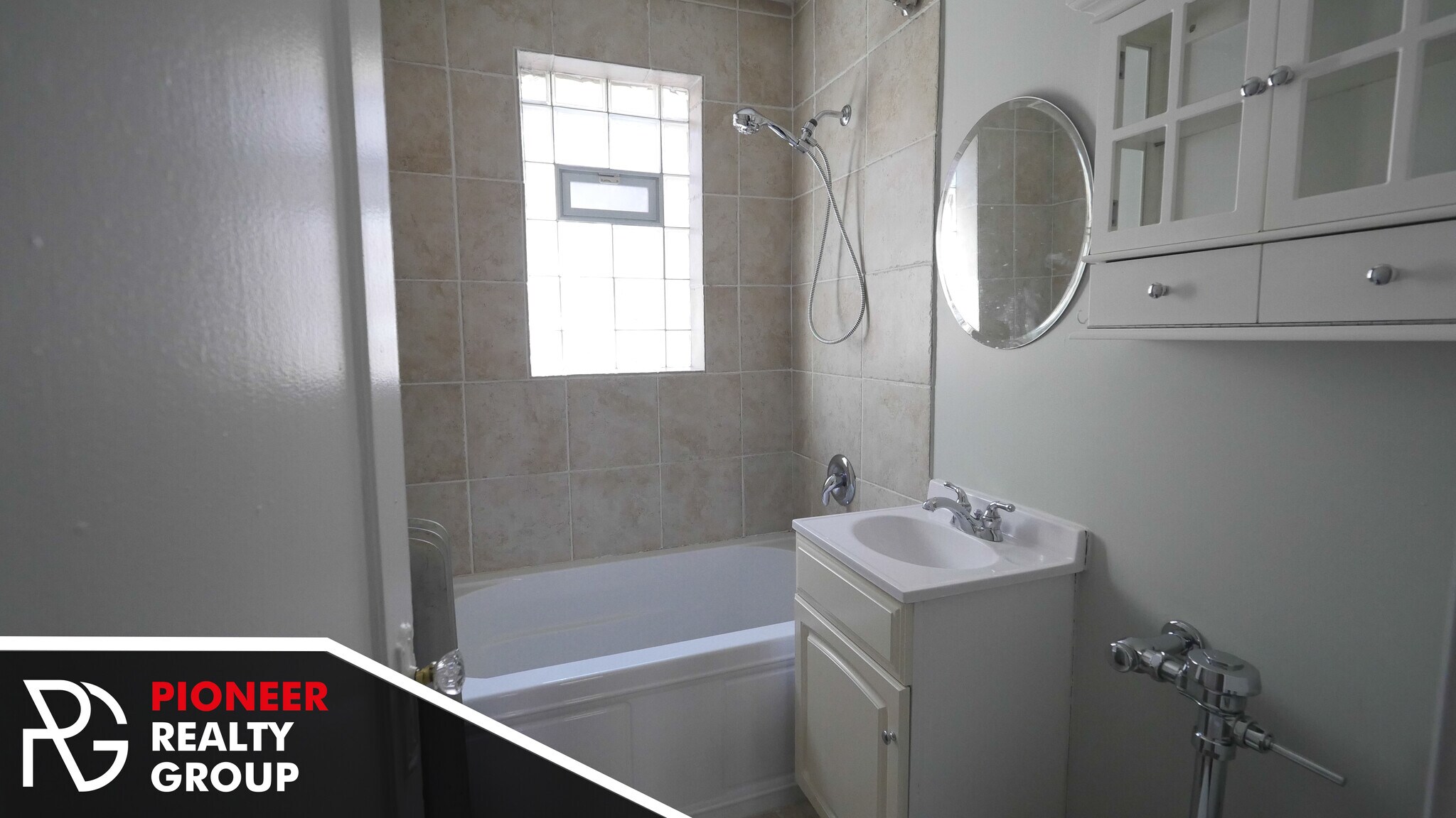 Building Photo - 546 W Surf St