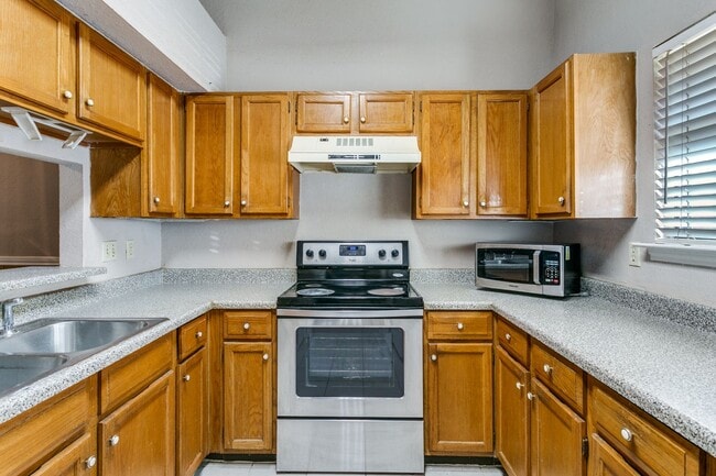 Building Photo - 3009 Hilltop Dr