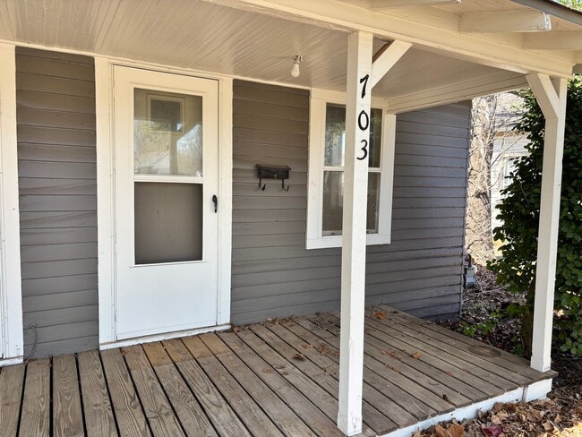 Building Photo - 1-Bedroom, 1-Bathroom Duplex with central heat and air