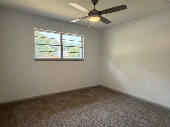 Building Photo - 1547 Singleton Ave