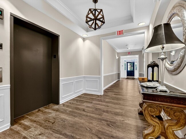 Building Photo - Beautiful 2 BR 2 BA condo in the heart of ...