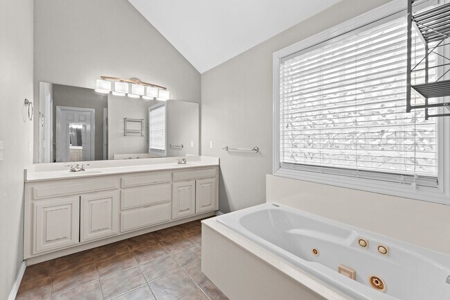 Building Photo - Beautiful and Spacious Home!