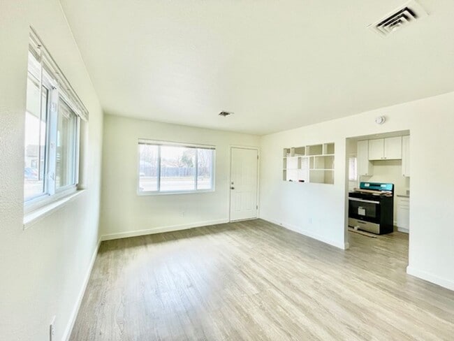 Building Photo - Remodeled Ranch Duplex