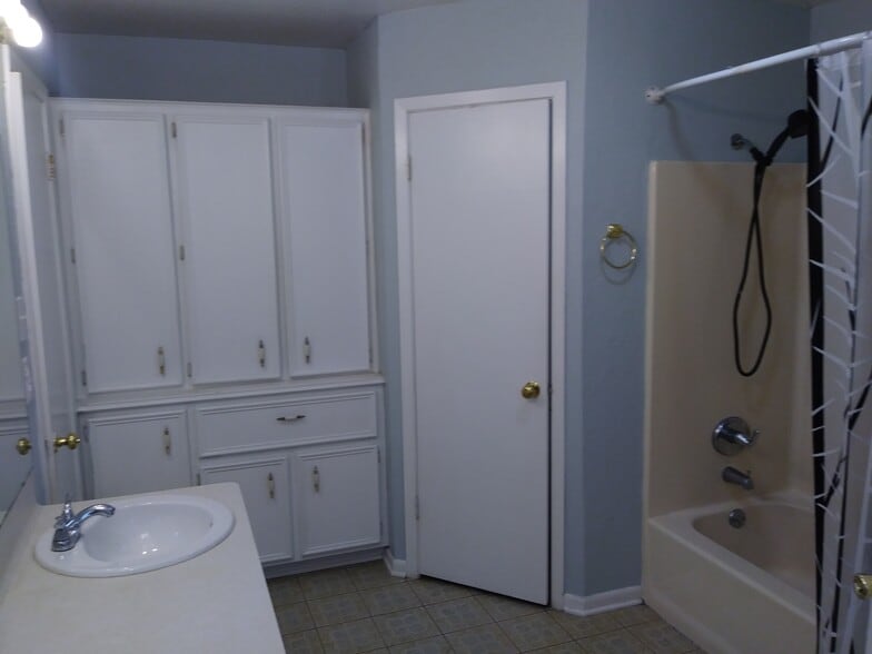 Master bathroom - 617 Hardy Ave