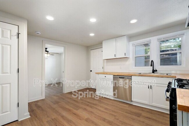 Building Photo - 750 S New Ave