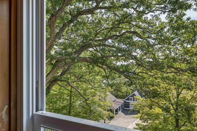 Building Photo - 172 Center St