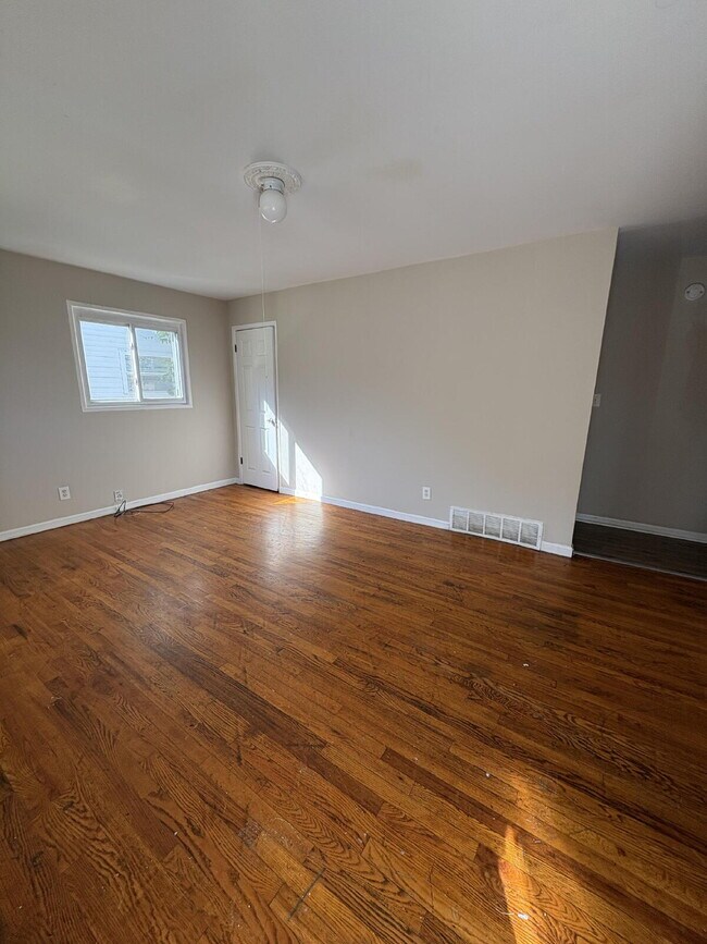 Building Photo - "Charming 3-Bed Home Retreat in Saint Loui...