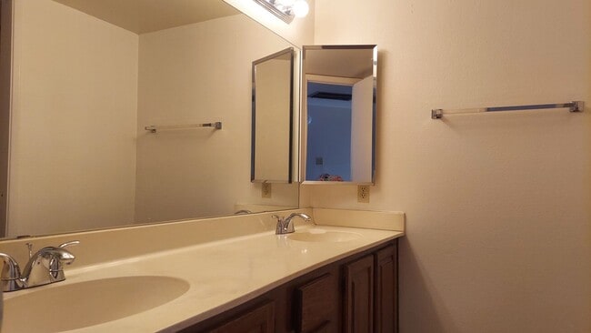 Building Photo - BEAUTIFUL TOWNHOUSE IN GATED COMMUNITY!